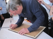 Don Ciotti autografa la foto dei Fratelli Cervi aggiudicata al PD di Senigallia