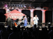 Laralù e Big Sandy presentano dal palco del Summer Jamboree