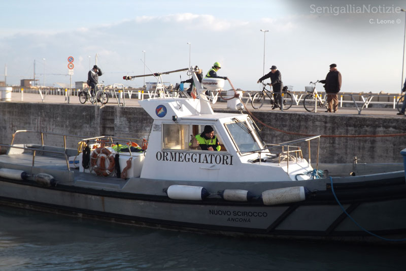 L'ormeggiatore "parcheggia" uno dei cinque pescherecci