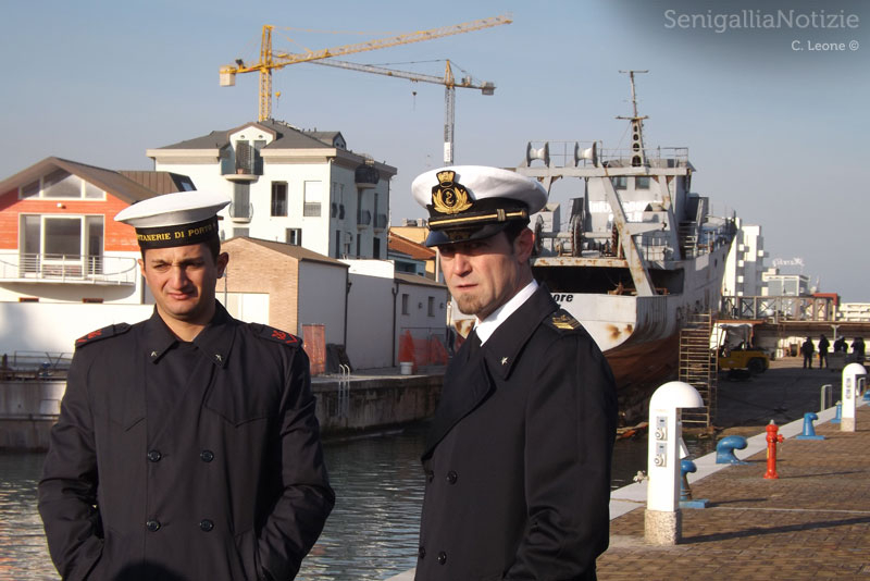 La Capitaneria di Porto supervisiona le operazioni