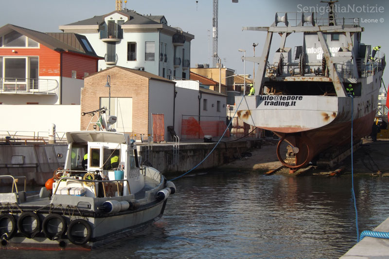 L'ormeggiatore si mette in posizione per "rallentare" la nave