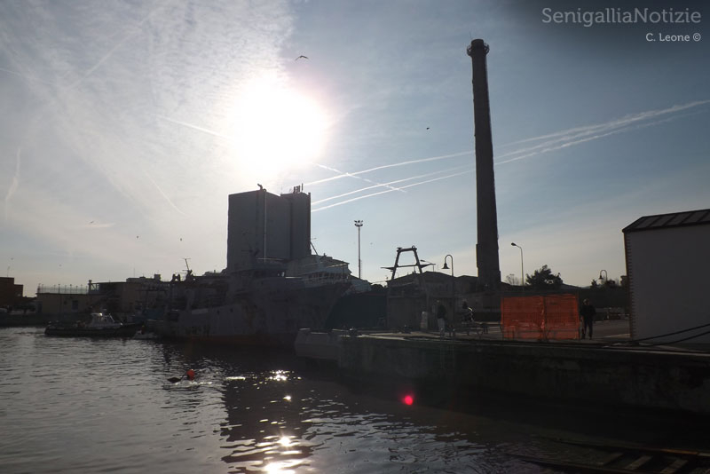 Le motonavi parcheggiate sotto l'ex ciminiera Sacelit