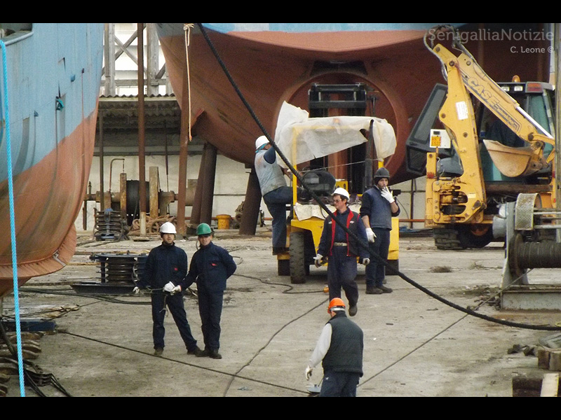 Curiosi e addetti sulle banchine del porto di Senigallia