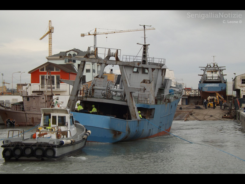 Manovre in acqua per il peschereccio nel porto di Senigallia
