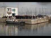Curiosi e addetti sulle banchine del porto di Senigallia