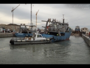 Manovre in acqua per il peschereccio nel porto di Senigallia