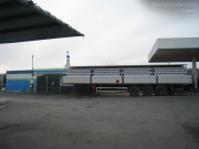 Il travaso del metano contenuto nelle bombole nell\'autobotte