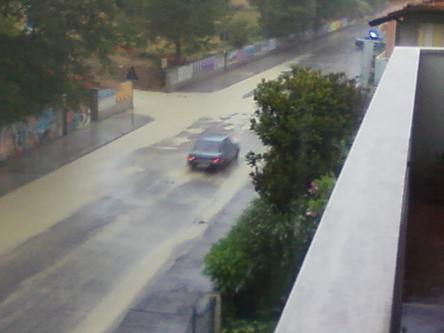 Auto tra fiumi di acqua e fango in via Cellini