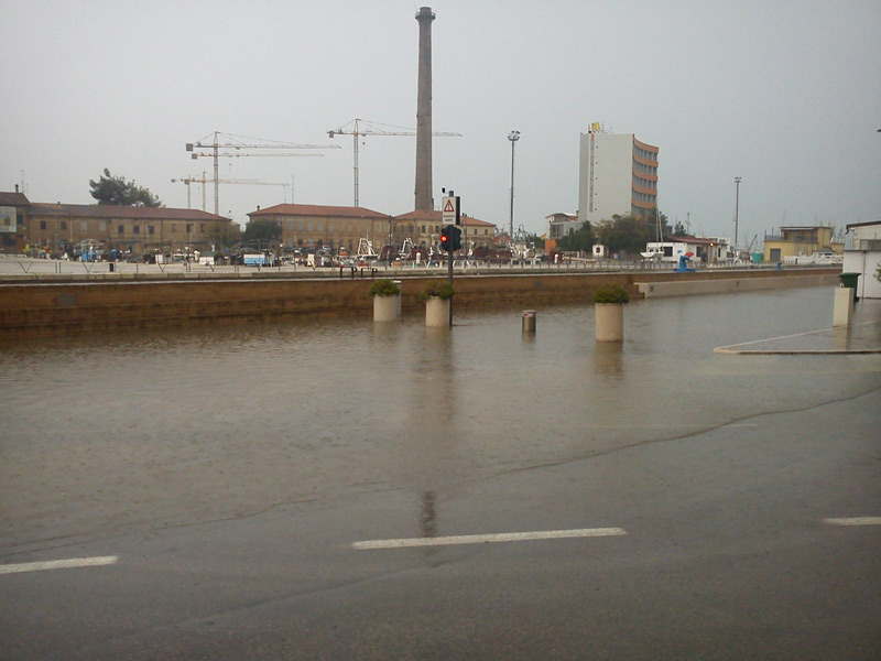 Uscite del sottopasso di via Perilli allagate