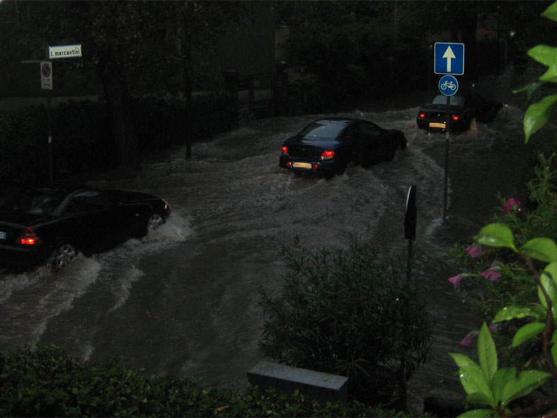 Senigallia, via Mercantini sott'acqua