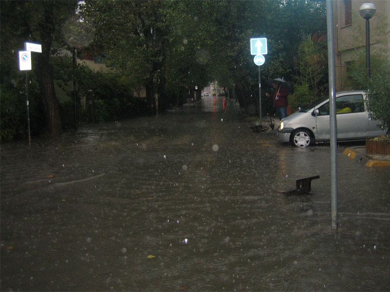 Senigallia, via Mercantini sott'acqua