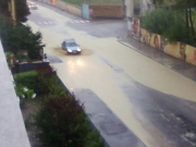 Auto tra fiumi di acqua e fango in via Cellini