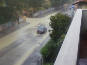 Auto tra fiumi di acqua e fango in via Cellini