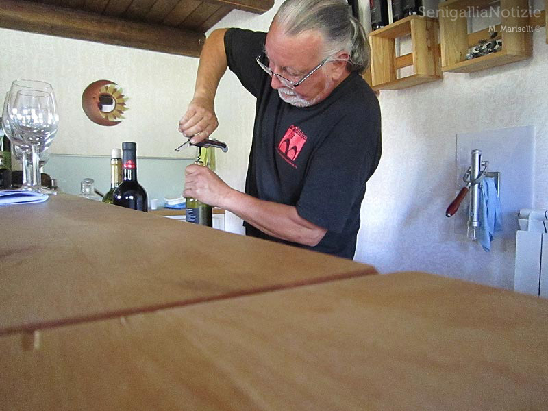 Otto Carlo Frueh nell'enoteca della cantina vitivinicola La Maddalena di Monterado