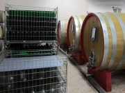 Le botti di vino nella cantina vitivinicola La Maddalena di Monterado