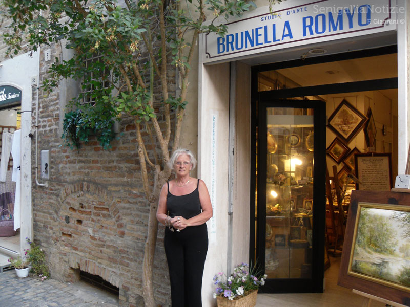 Brunella Romyo davanti al suo studio