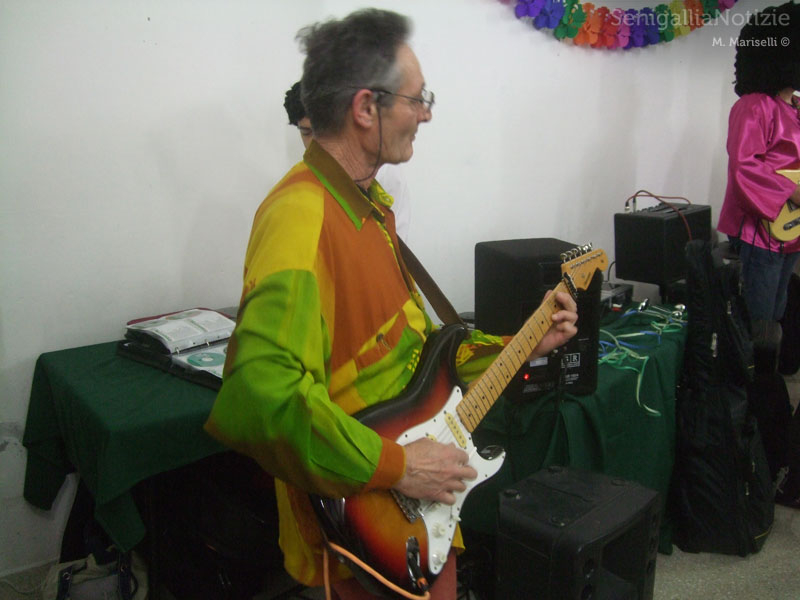 Colello si esibisce alla chitarra a Woodstock a Scap'zan