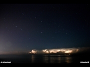 02/12/2011 - Cielo stellato e tempesta all\'orizzonte sul mare di Senigallia