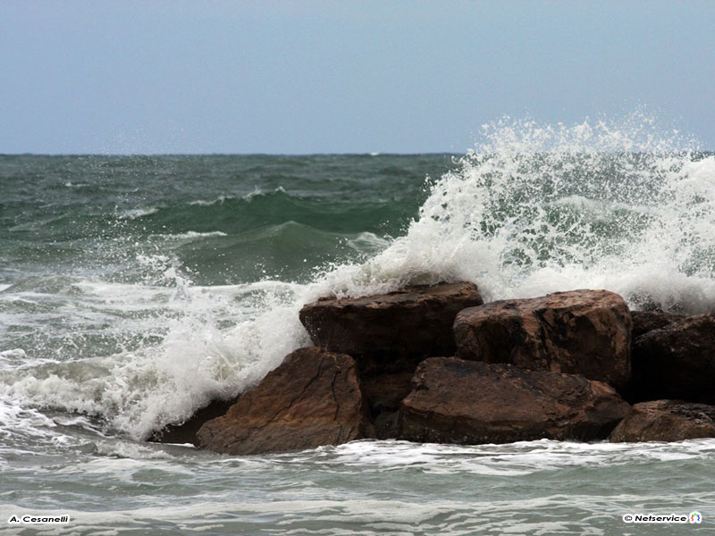 28/10/2009 - Onda che si infrange sugli scogli
