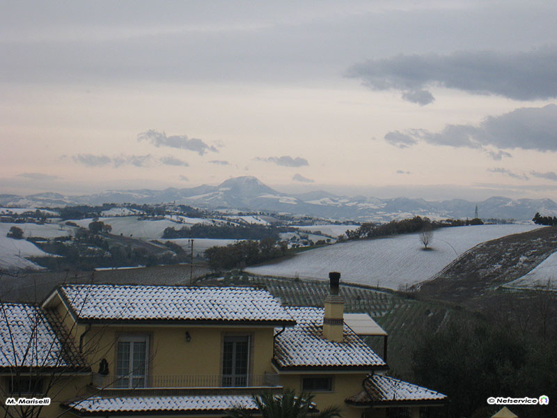 22/12/2009 - Panorama innevato dell'entroterra marchigiano