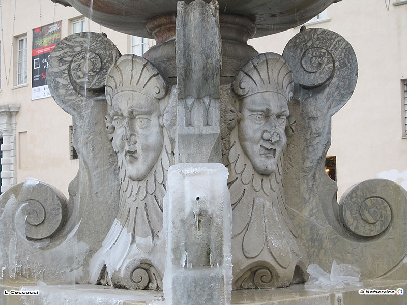 23/12/2009 - Senigallia, la fontana ghiacciata in Piazza del Duca