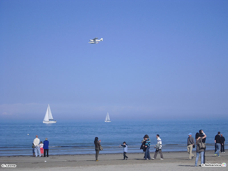 30/03/2010 - Senigallia, aeroplano in volo sul mare