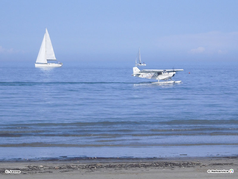 31/03/2010 - Senigallia, aeroplano in arrivo sul mare