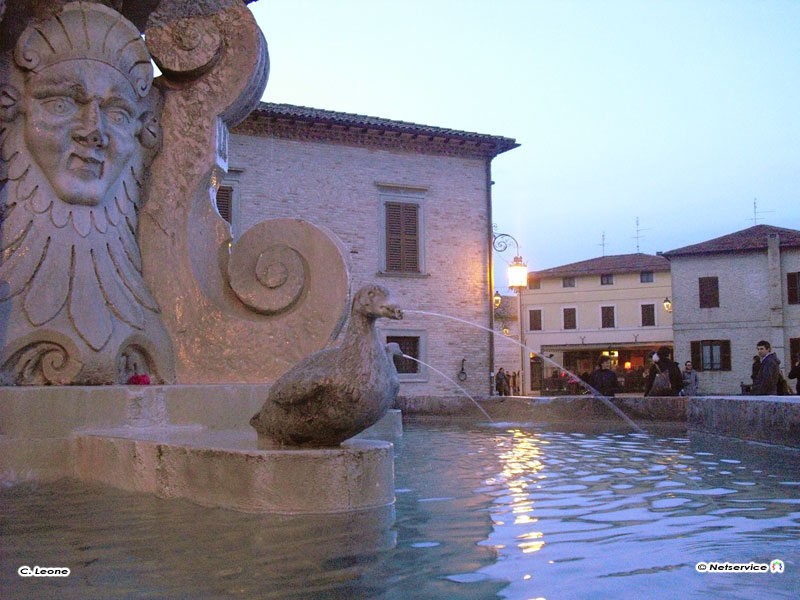 16/04/2010 - Senigallia, fontana in Piazza del Duca