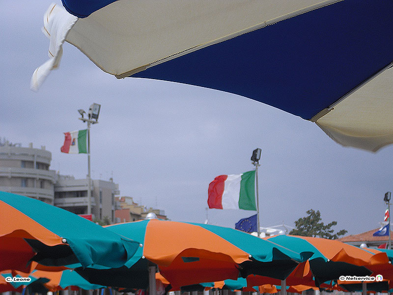 07/09/2010 - Ombrelloni in spiaggia a Senigallia