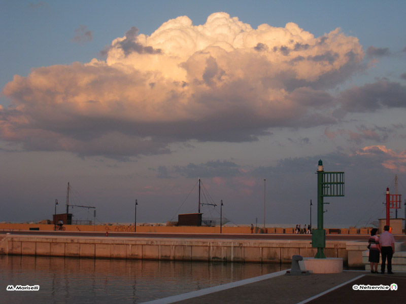 09/09/2010 - Nuvola sul molo di Senigallia