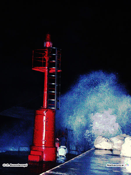 04/11/2010 - Senigallia, onde sul molo di Levante - Foto di Francesco Buontempi