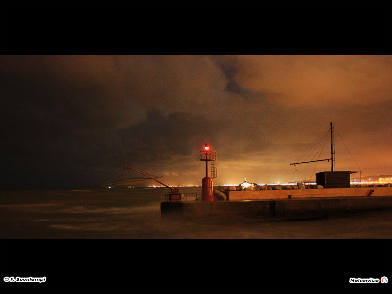 29/11/2010 - Senigallia, molo di levante - Foto di Francesco Buontempi