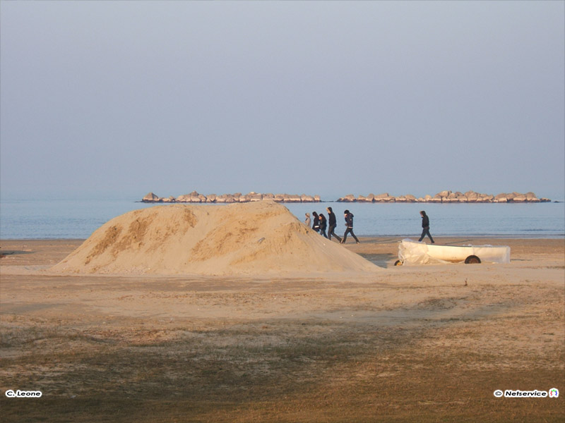 05/04/2011 - Mucchio di sabbia sulla spiaggia di Senigallia