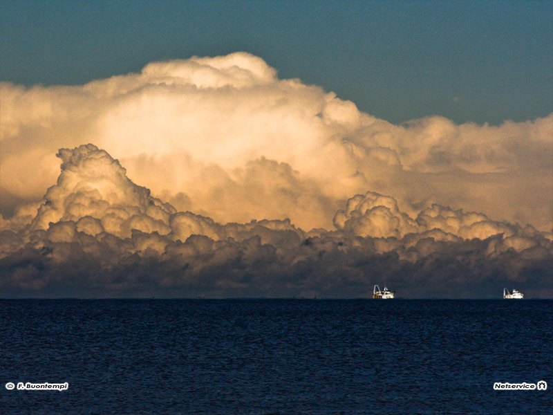 13/06/2011 - Nubi sopra il mare di Senigallia