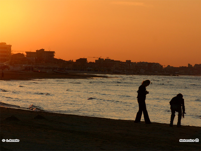 14/07/2011 - Senigallia, raccolta di conchiglie al tramonto