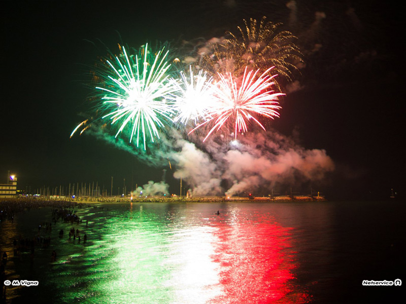 24/08/2011 - Fuochi d'artificio "tricolori" dal porto di Senigallia
