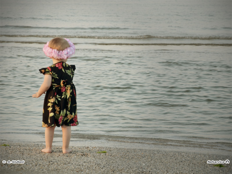30/08/2011 - Bambina in stile jamboree sulla spiaggia di Senigallia