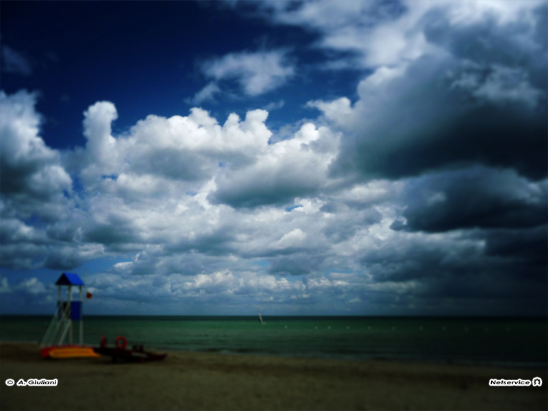 30/09/2011 - Nubi sulla spiaggia di Senigallia