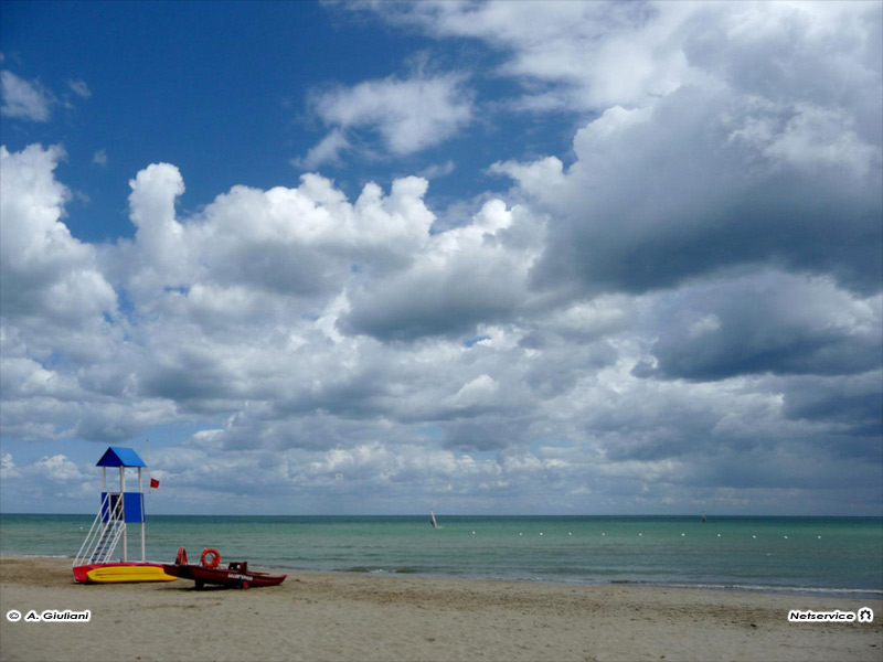 25/10/2011 - Nuvole sulla spiaggia di Senigallia