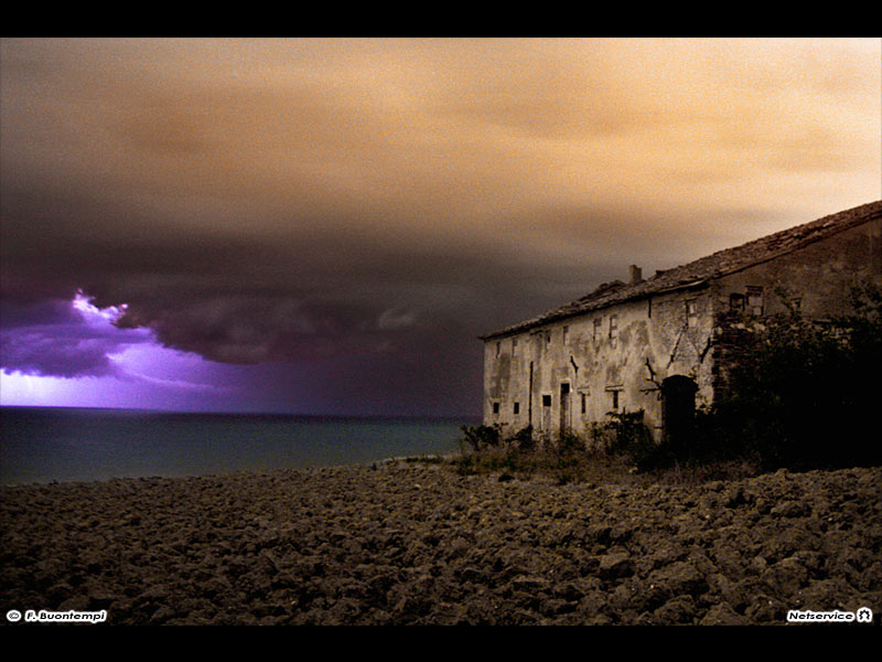 25/11/2011 - Casa abbandonata sul mare di Senigallia