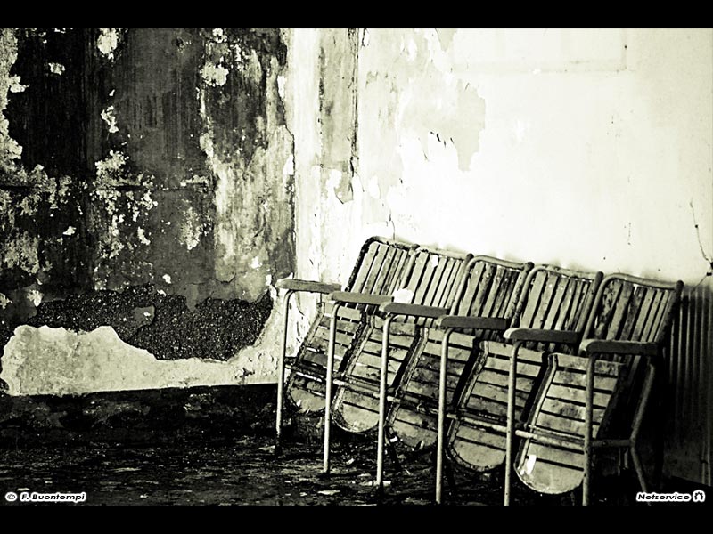 29/11/2011 - Le sedie all'ex Arena Italia di Senigallia