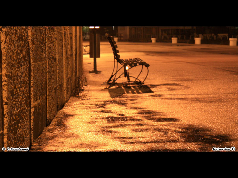 30/11/2011 - Panchina al porto di Senigallia in notturna