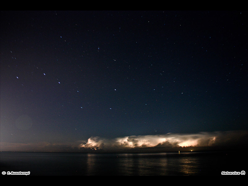 02/12/2011 - Cielo stellato e tempesta all'orizzonte sul mare di Senigallia