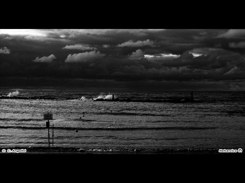 13/12/2011 - Il mare di Senigallia in b/n