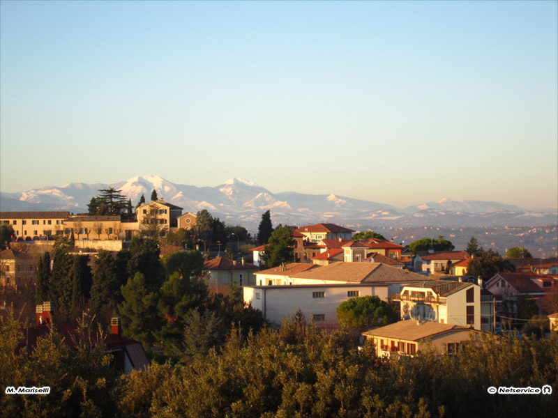 26/12/2011 - Prime nevi sui monti dietro Ostra