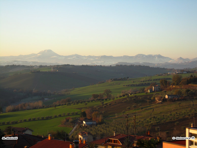 27/12/2011 - Monti innevati dietro Ostra